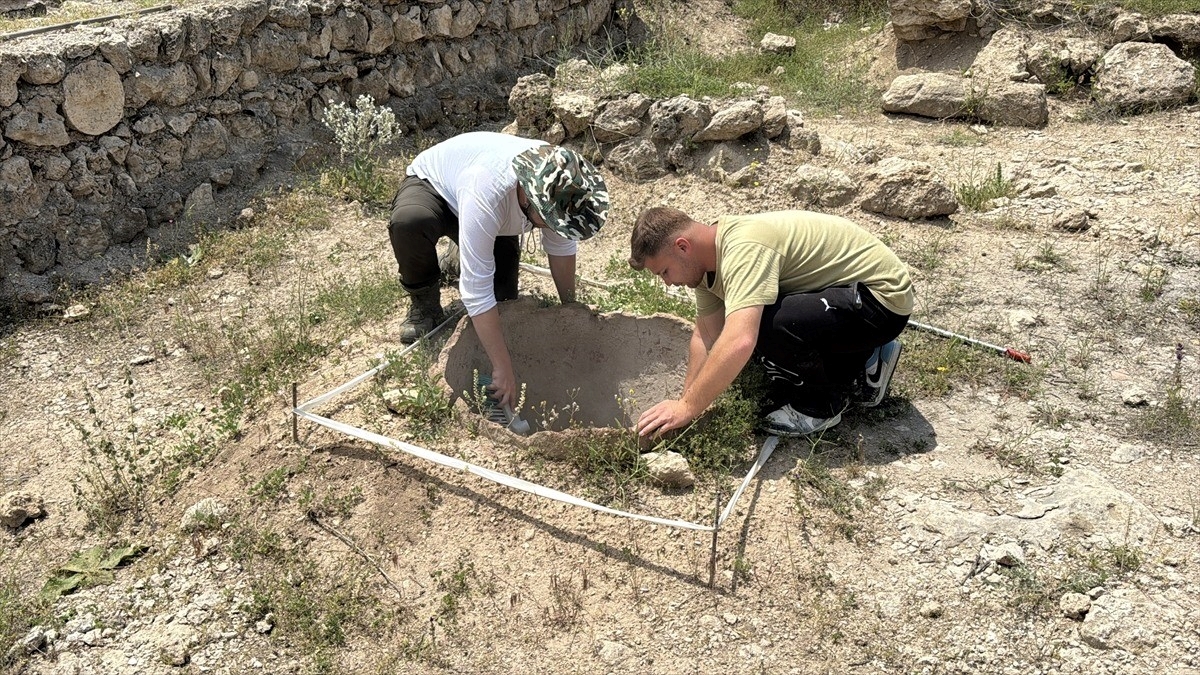 Karabük’teki antik kentte 1750 yıllık pitos mezar bulundu Karabük’teki antik kentte 1750 yıllık pitos mezar bulundu