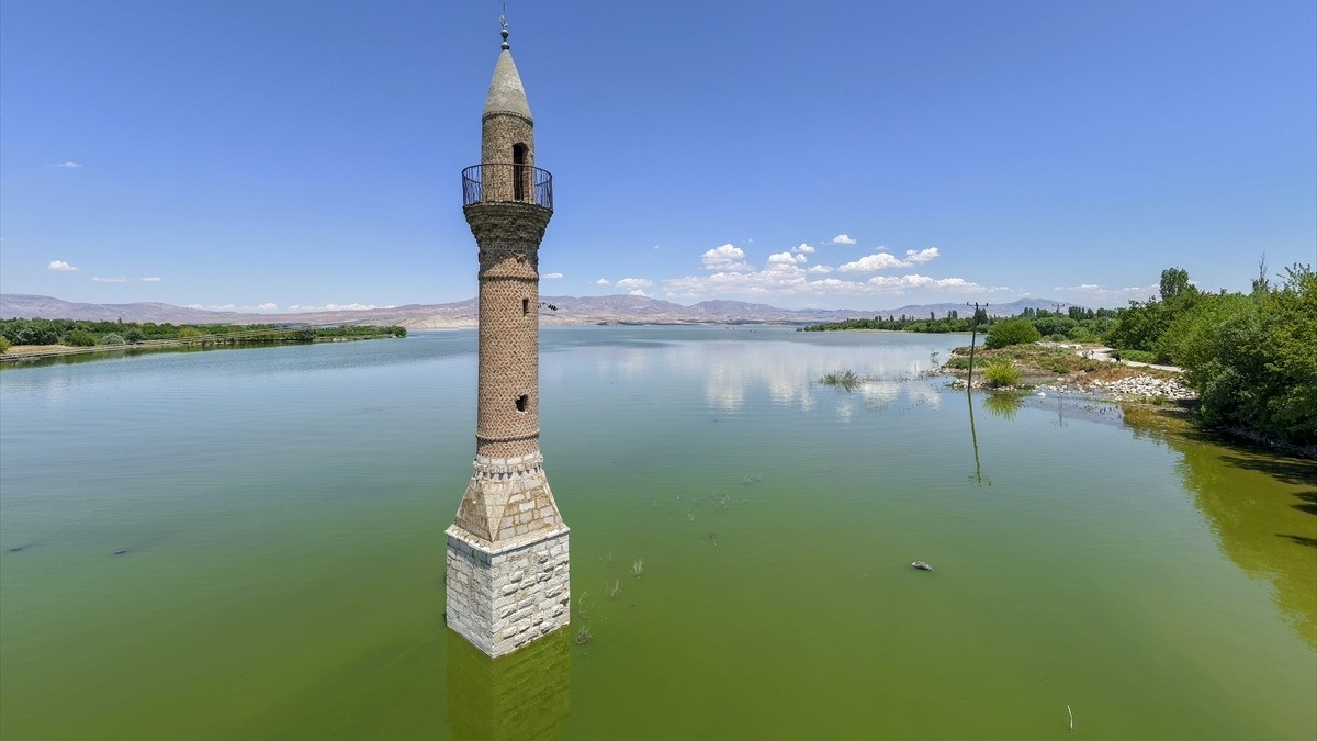 Karakaya Barajı çevresindeki yerleşim yerleri yeniden su altında kaldı Karakaya Barajı çevresindeki yerleşim yerleri yeniden su altında kaldı
