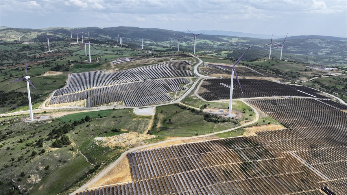 Küresel enerji yatırımlarının yıl sonunda 3,4 trilyon dolara ulaşması bekleniyor Küresel enerji yatırımlarının yıl sonunda 3,4 trilyon dolara ulaşması bekleniyor