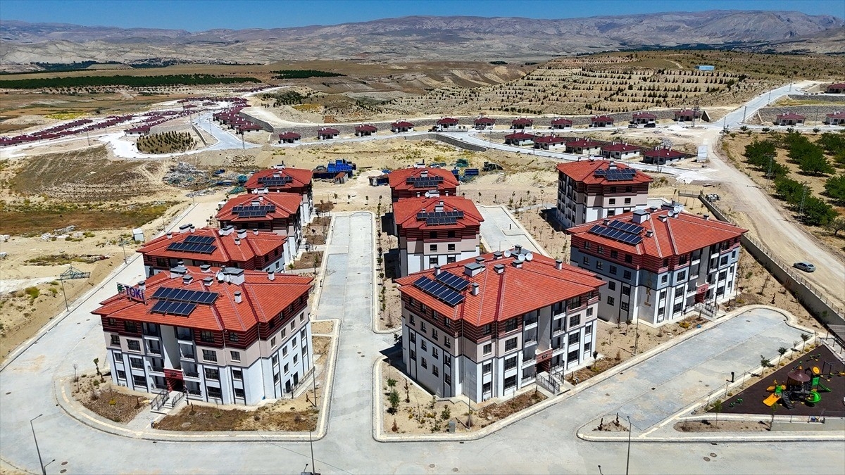 Malatya’da deprem konutlarının hak sahiplerine teslimine devam ediliyor