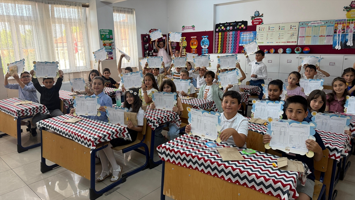 Okullarda yarın yaklaşık 18 milyon öğrenci için “karne zili” çalacak
