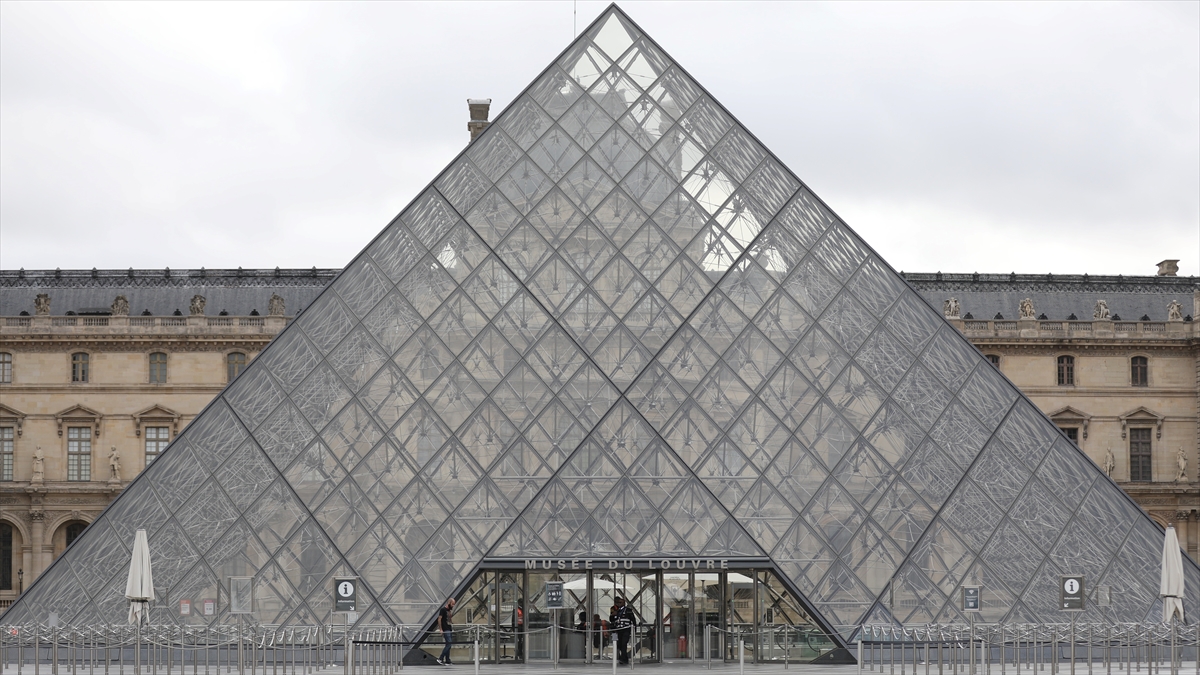 Paris’teki Louvre Müzesi aşırı sıcaklar nedeniyle kapılarını erken kapatacak