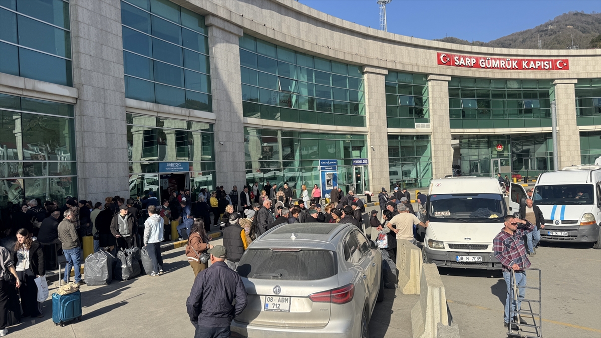 Sarp Sınır Kapısı’ndan Kurban Bayramı tatilinde 185 bini aşkın yolcu geçti Sarp Sınır Kapısı’ndan Kurban Bayramı tatilinde 185 bini aşkın yolcu geçti