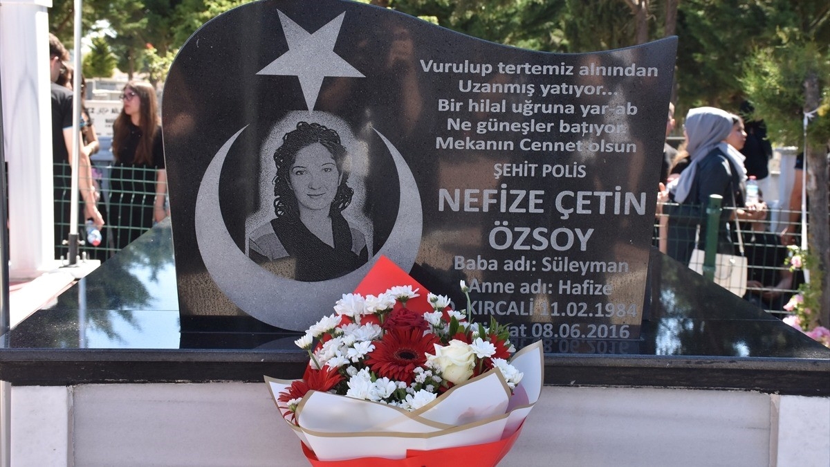 Şehit Nefize Çetin Özsoy şehadetinin 10. yılında kabri başında anıldı Şehit Nefize Çetin Özsoy şehadetinin 10. yılında kabri başında anıldı