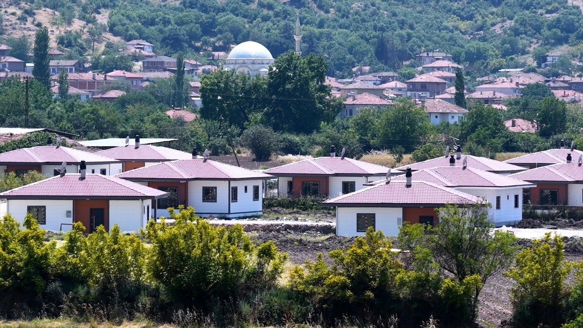 Sındırgı’daki deprem konutlarının inşası tamamlanıyor