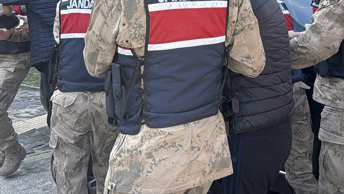 Sosyal medya üzerinden uyuşturucu satanlara yönelik operasyonda 43 şüpheli yakalandı Sosyal medya üzerinden uyuşturucu satanlara yönelik operasyonda 43 şüpheli yakalandı