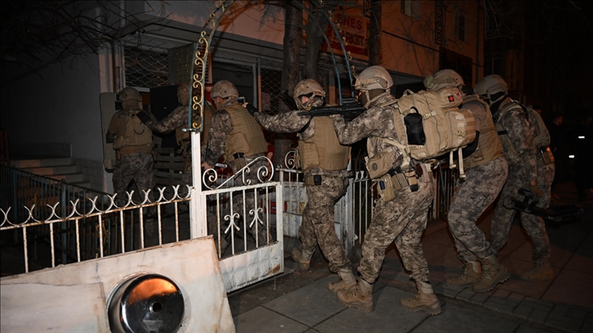 Terör örgütlerine yönelik operasyonlarda 233 şüpheli yakalandı