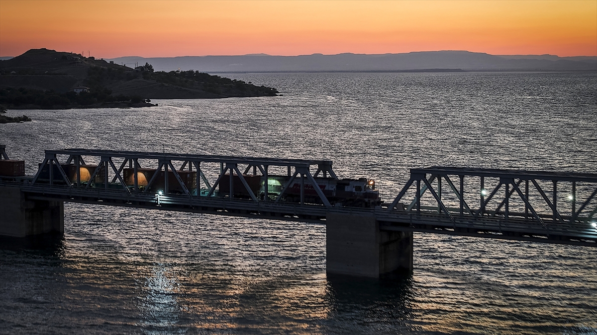 Türkiye’nin en uzun demir yolu köprüsü 40 yıldır rayların yükünü taşıyor
