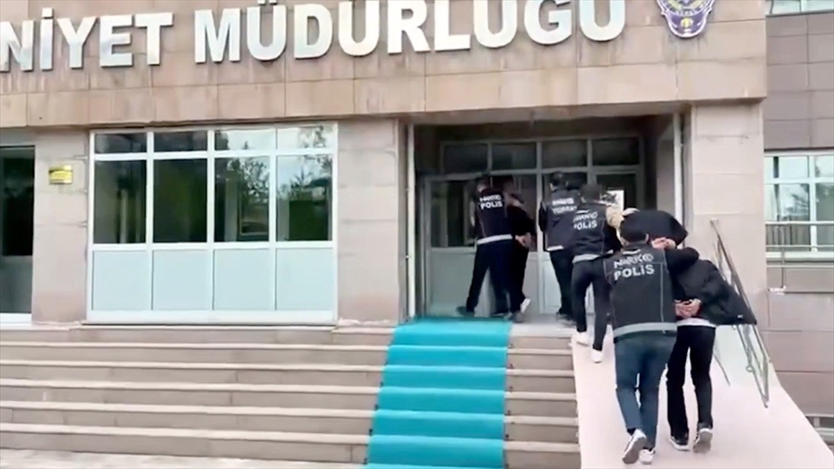 Uyuşturucu satıcılarına yönelik operasyonlarda yakalanan 1926 şüpheliden 976’sı tutuklandı Uyuşturucu satıcılarına yönelik operasyonlarda yakalanan 1926 şüpheliden 976’sı tutuklandı