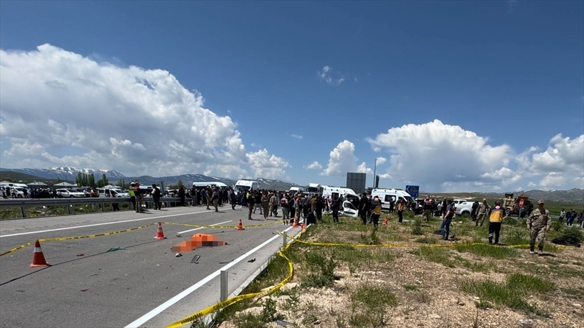Van’da pikap ile hafif ticari aracın çarpıştığı kazada 4 kişi hayatını kaybetti, 2 kişi yaralandı Van’da pikap ile hafif ticari aracın çarpıştığı kazada 4 kişi hayatını kaybetti, 2 kişi yaralandı