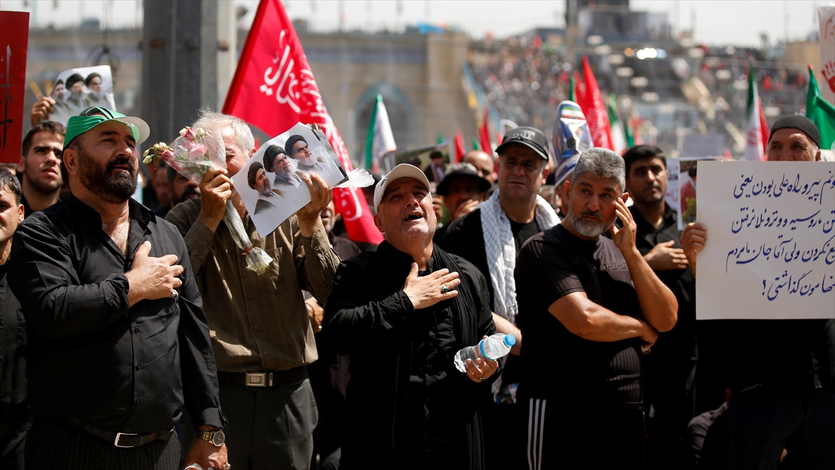 ABD-İsrail saldırılarında hayatını kaybeden Hamaney’e veda törenine katılanlar “birlik” mesajı verdi ABD-İsrail saldırılarında hayatını kaybeden Hamaney’e veda törenine katılanlar “birlik” mesajı verdi