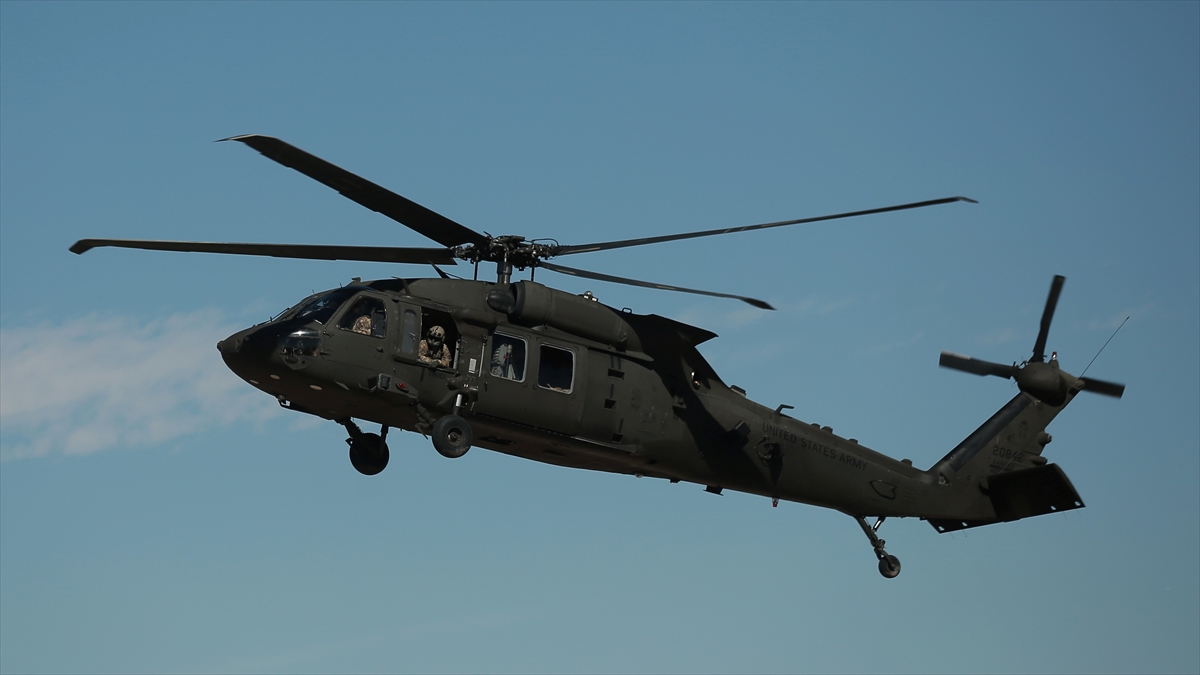 ABD’de askeri helikopter Washington’a acil iniş yaptı ABD’de askeri helikopter Washington’a acil iniş yaptı