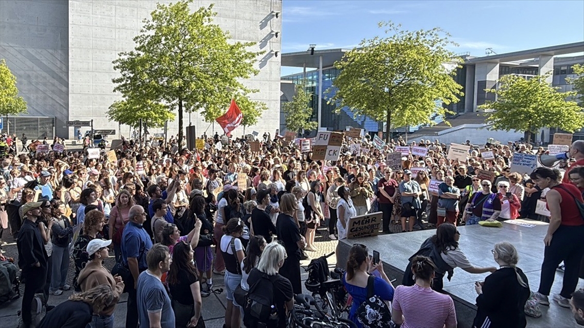 Almanya’da hükümetin hayata geçirmeyi planladığı sağlık reformu protesto edildi Almanya’da hükümetin hayata geçirmeyi planladığı sağlık reformu protesto edildi