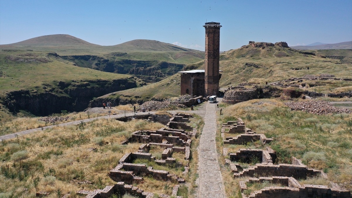 Ani’de Selçuklu Çarşısı’ndaki kazılarda 5 büyük küplü erzak deposuna ulaşıldı Ani’de Selçuklu Çarşısı’ndaki kazılarda 5 büyük küplü erzak deposuna ulaşıldı