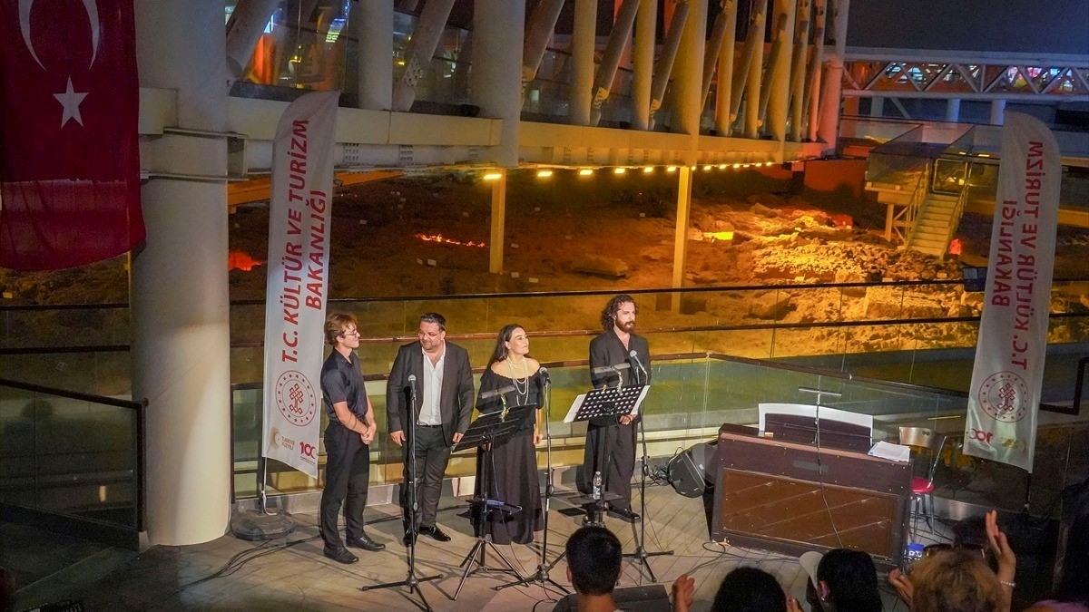 Antalya Nekropol Müzesi’nde “Kahramanlık Türküleri” konseri düzenlendi Antalya Nekropol Müzesi’nde “Kahramanlık Türküleri” konseri düzenlendi
