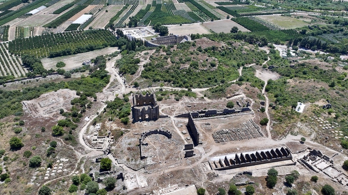 Aspendos’un yaklaşık 2 bin yıllık ana caddesi yeniden hayat buldu Aspendos’un yaklaşık 2 bin yıllık ana caddesi yeniden hayat buldu
