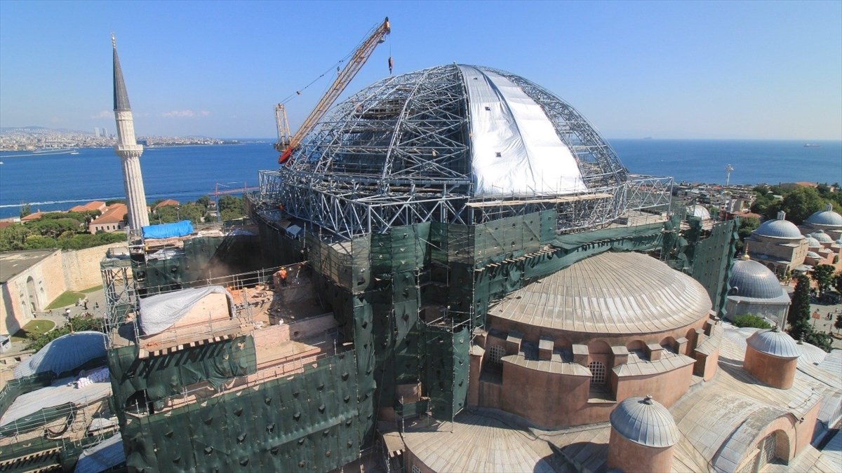 Ayasofya’nın ana kubbesindeki restorasyon çalışmalarında yeni aşamaya geçildi