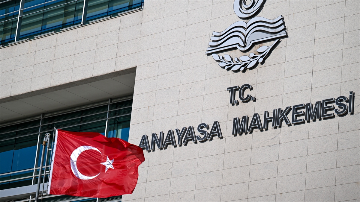 AYM, noter katipleri ile adaylarının disiplin cezalarına ilişkin düzenlemeyi iptal etti