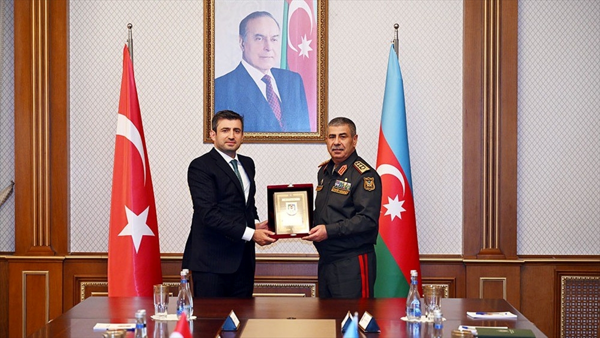 Azerbaycan Savunma Bakanı Hasanov, Baykar Yönetim Kurulu Başkanı Bayraktar ile görüştü Azerbaycan Savunma Bakanı Hasanov, Baykar Yönetim Kurulu Başkanı Bayraktar ile görüştü