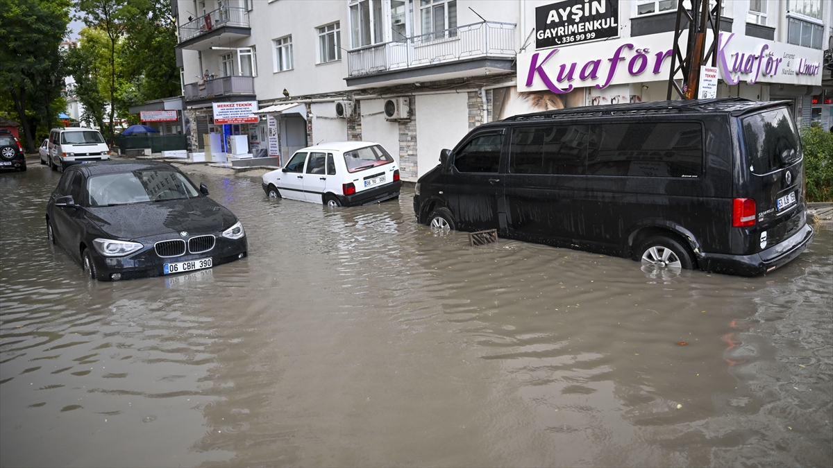 Başkentte sağanak hayatı olumsuz etkiledi