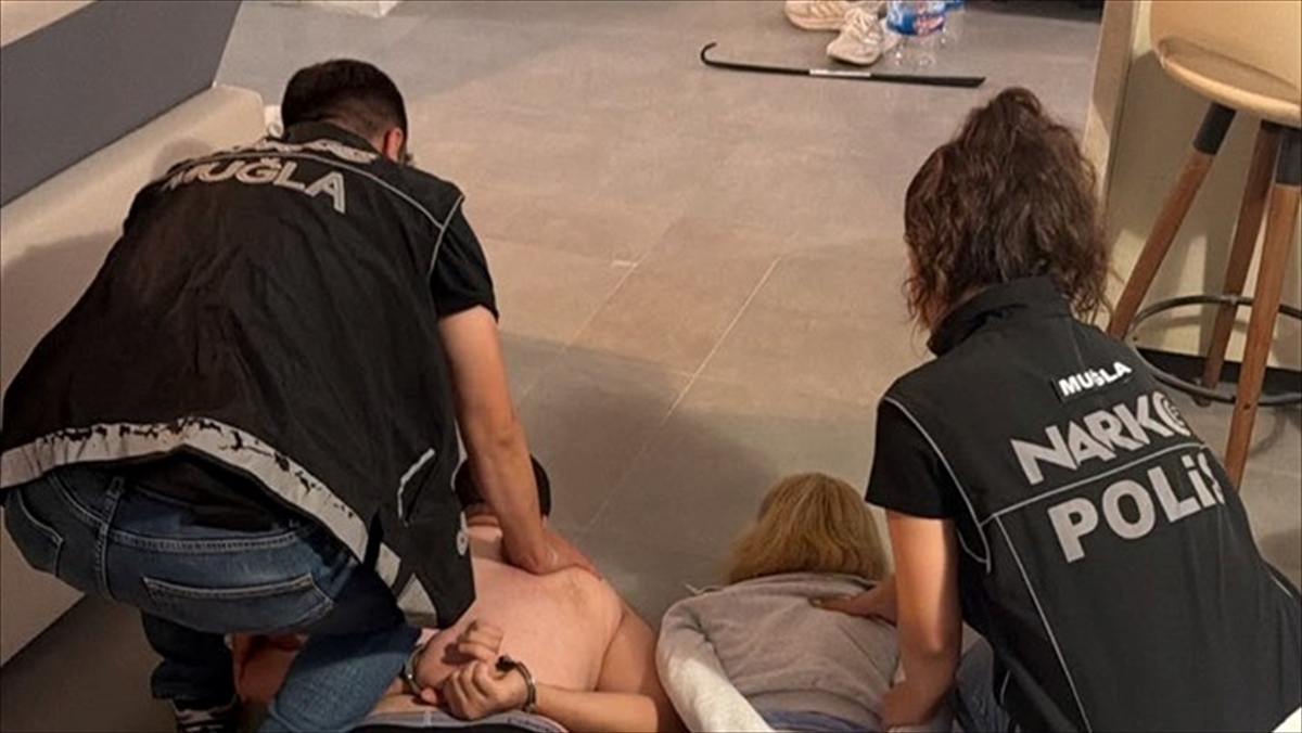 Bodrum’da Interpol tarafından kırmızı bültenle aranan zanlı yakalandı Bodrum’da Interpol tarafından kırmızı bültenle aranan zanlı yakalandı