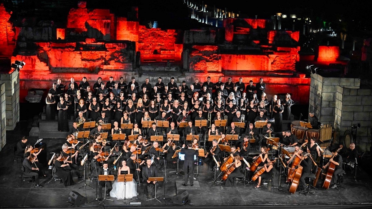 “Carmina Burana” kantatı Efes Opera ve Bale Festivali’nde sanatseverlerle buluştu “Carmina Burana” kantatı Efes Opera ve Bale Festivali’nde sanatseverlerle buluştu