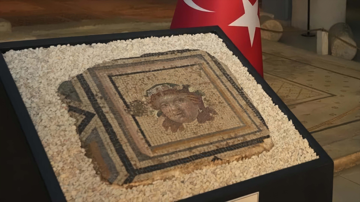 Çingene Kızı Mozaiği’nin 13. paneli Türkiye’ye getirildi Çingene Kızı Mozaiği’nin 13. paneli Türkiye’ye getirildi