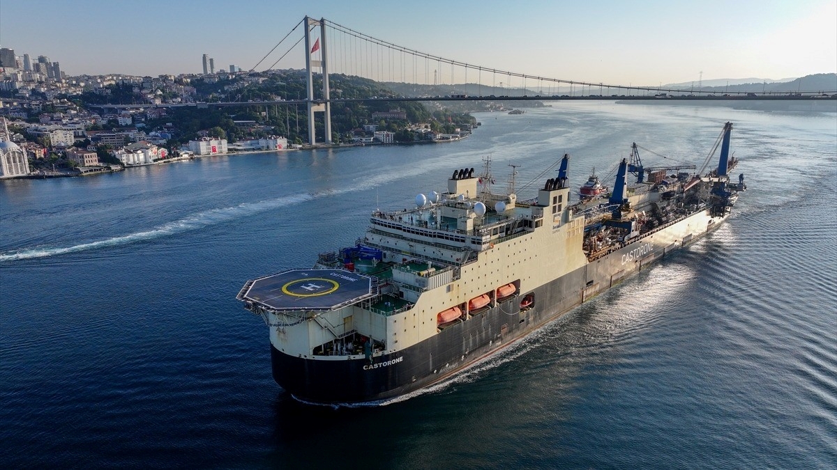 Doğal gaz boru hattı döşeme gemisi İstanbul Boğazı’ndan geçti Doğal gaz boru hattı döşeme gemisi İstanbul Boğazı’ndan geçti