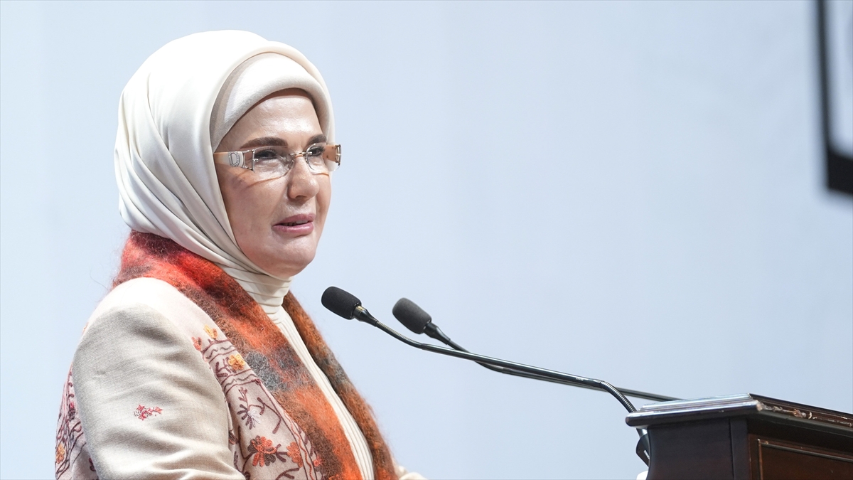 Emine Erdoğan: 15 Temmuz, vatan toprağında yükselen direnişin, sarsılmaz bir cesaretin adıdır Emine Erdoğan: 15 Temmuz, vatan toprağında yükselen direnişin, sarsılmaz bir cesaretin adıdır