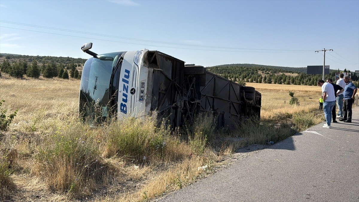 Eskişehir’de yolcu otobüsü şarampole devrildi Eskişehir’de yolcu otobüsü şarampole devrildi
