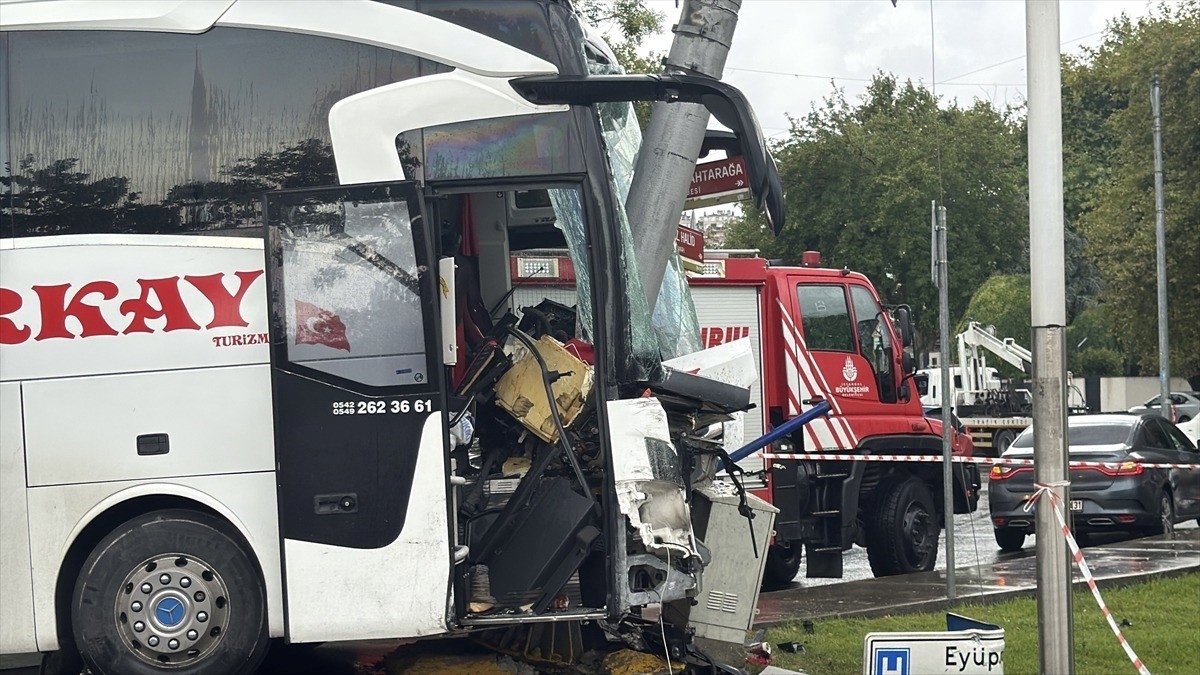 Eyüpsultan’da yolcu otobüsü ile otomobil çarpıştı, 30 kişi yaralandı