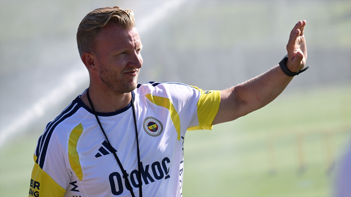 Fenerbahçe Yardımcı Antrenörü Kuyt, en iyisi olmak için çalıştıklarını belirtti Fenerbahçe Yardımcı Antrenörü Kuyt, en iyisi olmak için çalıştıklarını belirtti