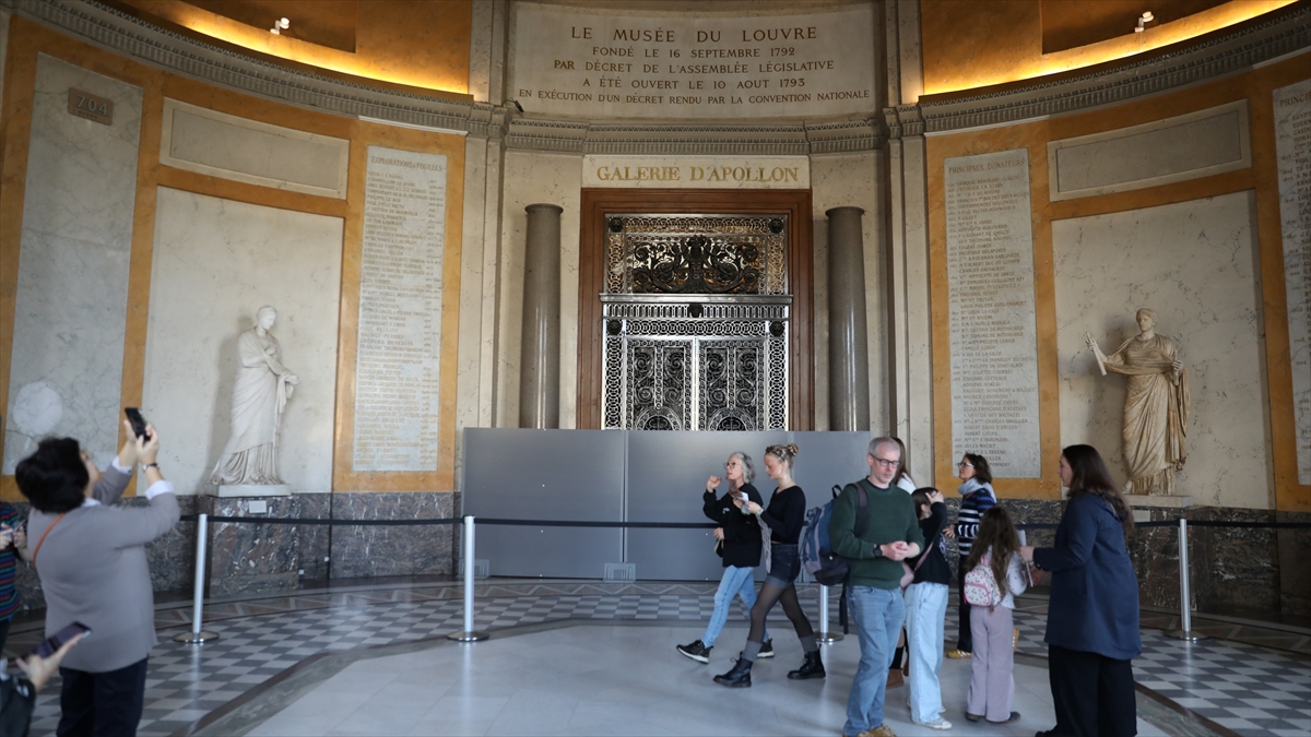 Fransa’da geçen yıl Louvre Müzesi’nde soygunun yapıldığı Apollo Galerisi yarın açılacak Fransa’da geçen yıl Louvre Müzesi’nde soygunun yapıldığı Apollo Galerisi yarın açılacak