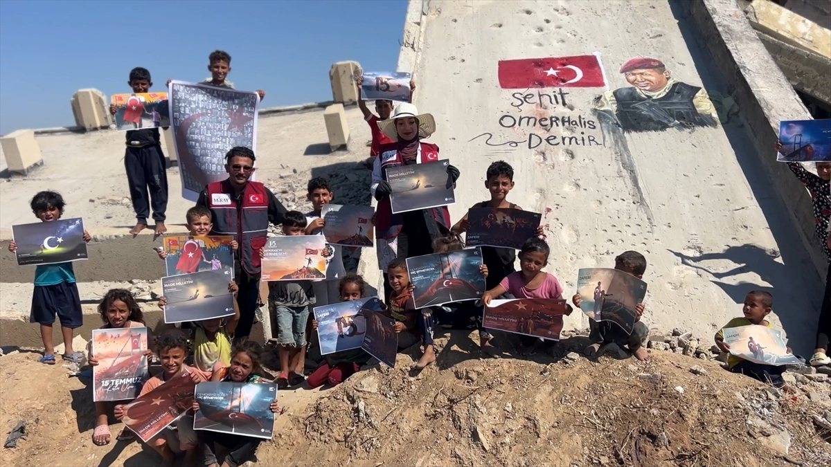 Gazzeli gençler, Şehit Ömer Halisdemir’i duvar resmiyle andı Gazzeli gençler, Şehit Ömer Halisdemir’i duvar resmiyle andı