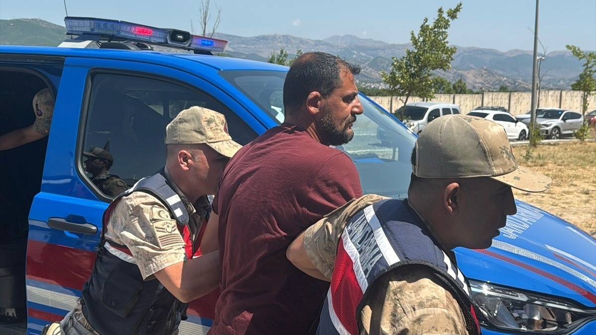 Gülistan Doku soruşturmasında 2 şüpheli adliyeye sevk edilirken 2 kişi daha gözaltına alındı Gülistan Doku soruşturmasında 2 şüpheli adliyeye sevk edilirken 2 kişi daha gözaltına alındı