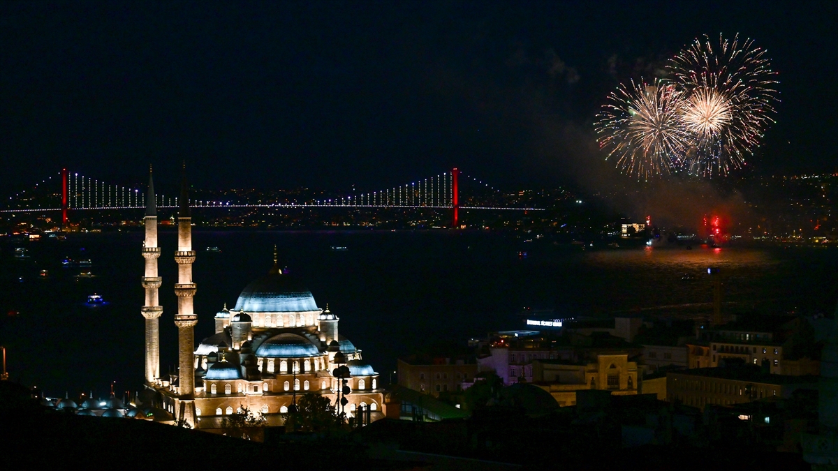 İstanbul Valiliğince havai fişek ve meşale kullanımı 16 Temmuz-28 Ekim arasında yasaklandı