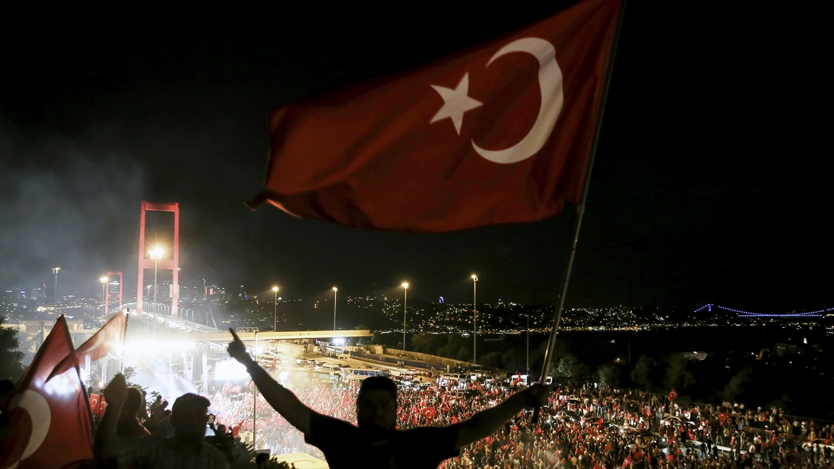 İstanbul’da darbecilere karşı verilen mücadele İstanbul’da darbecilere karşı verilen mücadele