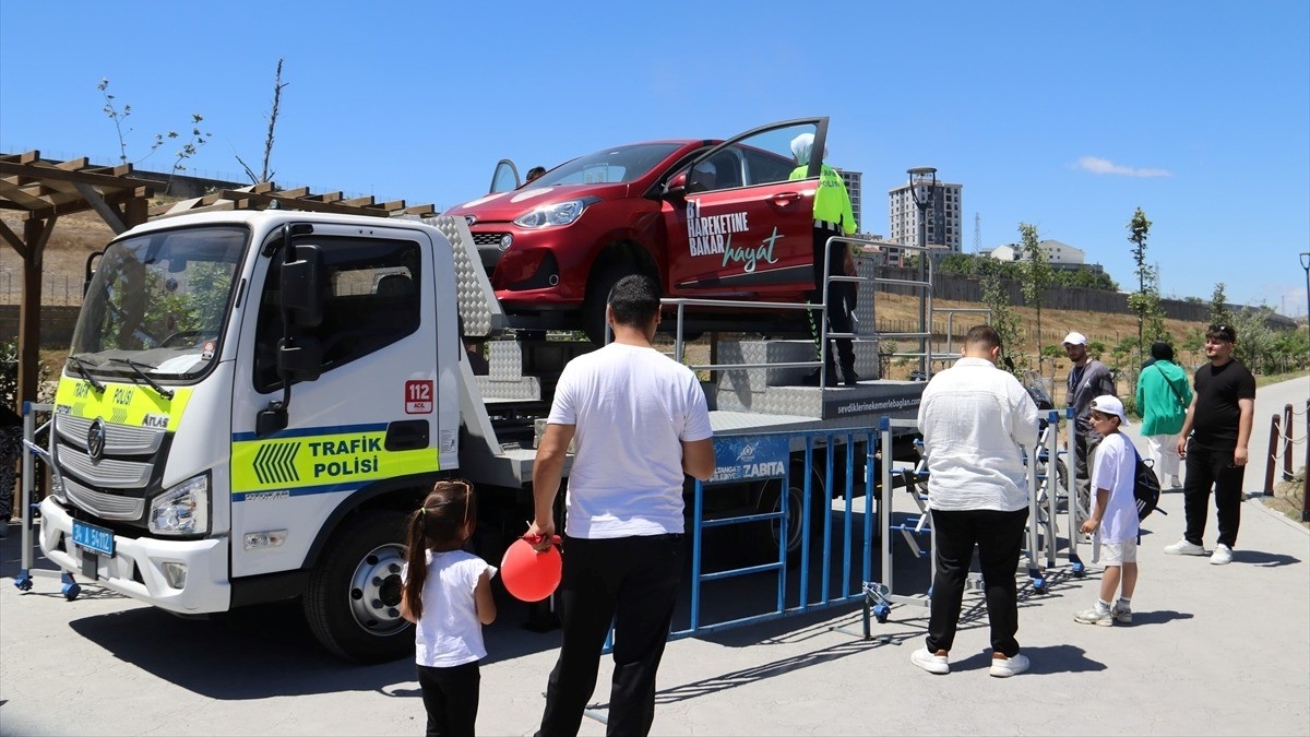 İstanbul’da vatandaşlara simülasyon aracıyla emniyet kemerinin önemi anlatıldı İstanbul’da vatandaşlara simülasyon aracıyla emniyet kemerinin önemi anlatıldı