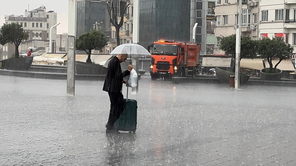 İstanbul’un bazı bölgelerinde gökgürültülü sağanak etkili oluyor İstanbul’un bazı bölgelerinde gökgürültülü sağanak etkili oluyor