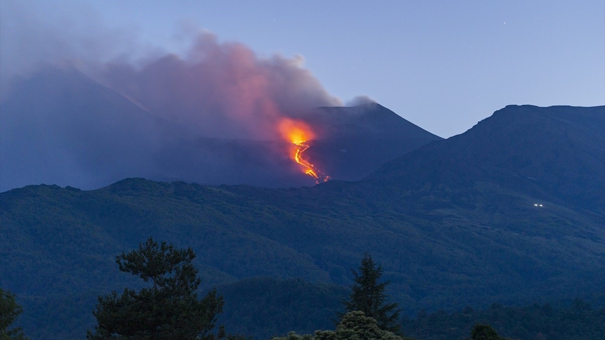 İtalya’da Etna Yanardağı kül ve lav püskürttü İtalya’da Etna Yanardağı kül ve lav püskürttü