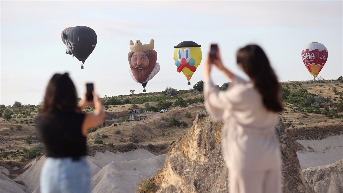 Kapadokya Balon Festivali, 30 figürlü balonun gösteri uçuşuyla başladı Kapadokya Balon Festivali, 30 figürlü balonun gösteri uçuşuyla başladı