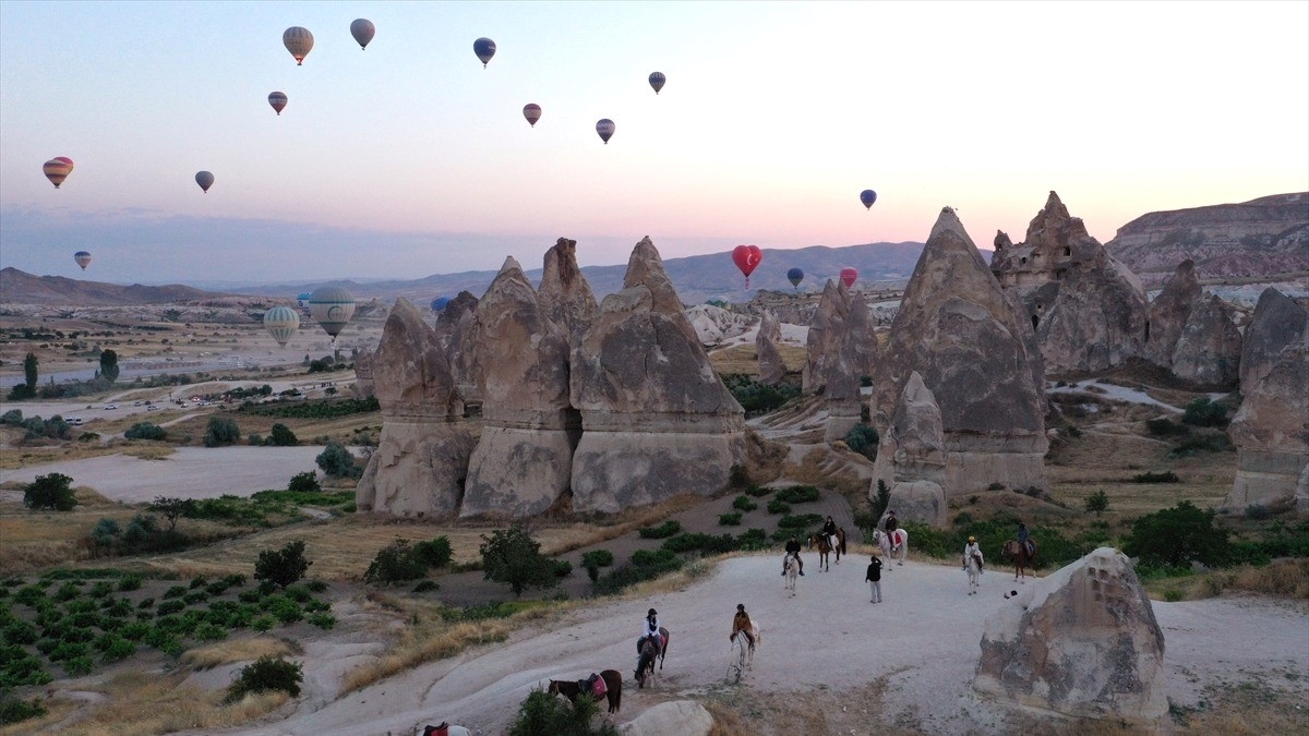 Kapadokya’da yılın ilk yarısında 250 bini aşkın turist balon turuna katıldı Kapadokya’da yılın ilk yarısında 250 bini aşkın turist balon turuna katıldı