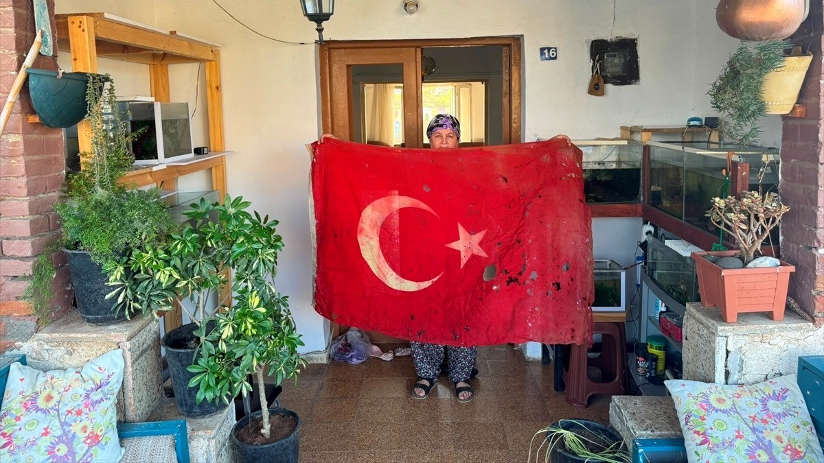 Kıbrıs Barış Harekatı’nda Mehmetçiğin kullandığı Türk bayrağını sandığında 36 yıldır saklıyor Kıbrıs Barış Harekatı’nda Mehmetçiğin kullandığı Türk bayrağını sandığında 36 yıldır saklıyor
