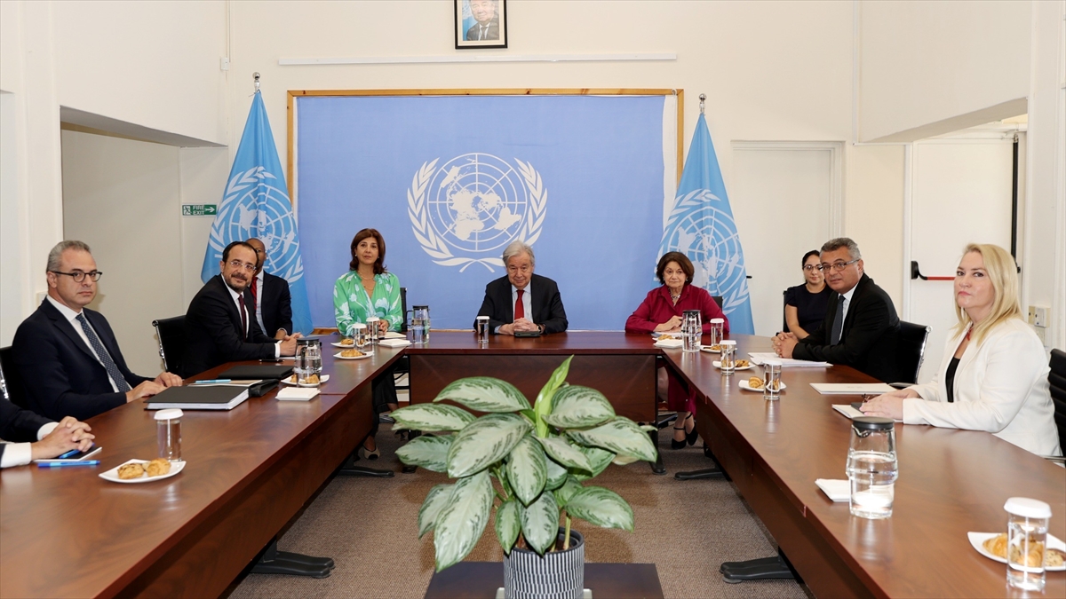 Kıbrıs’ta BM Genel Sekreteri Guterres öncülüğünde ara bölgedeki üçlü görüşme yapıldı Kıbrıs’ta BM Genel Sekreteri Guterres öncülüğünde ara bölgedeki üçlü görüşme yapıldı