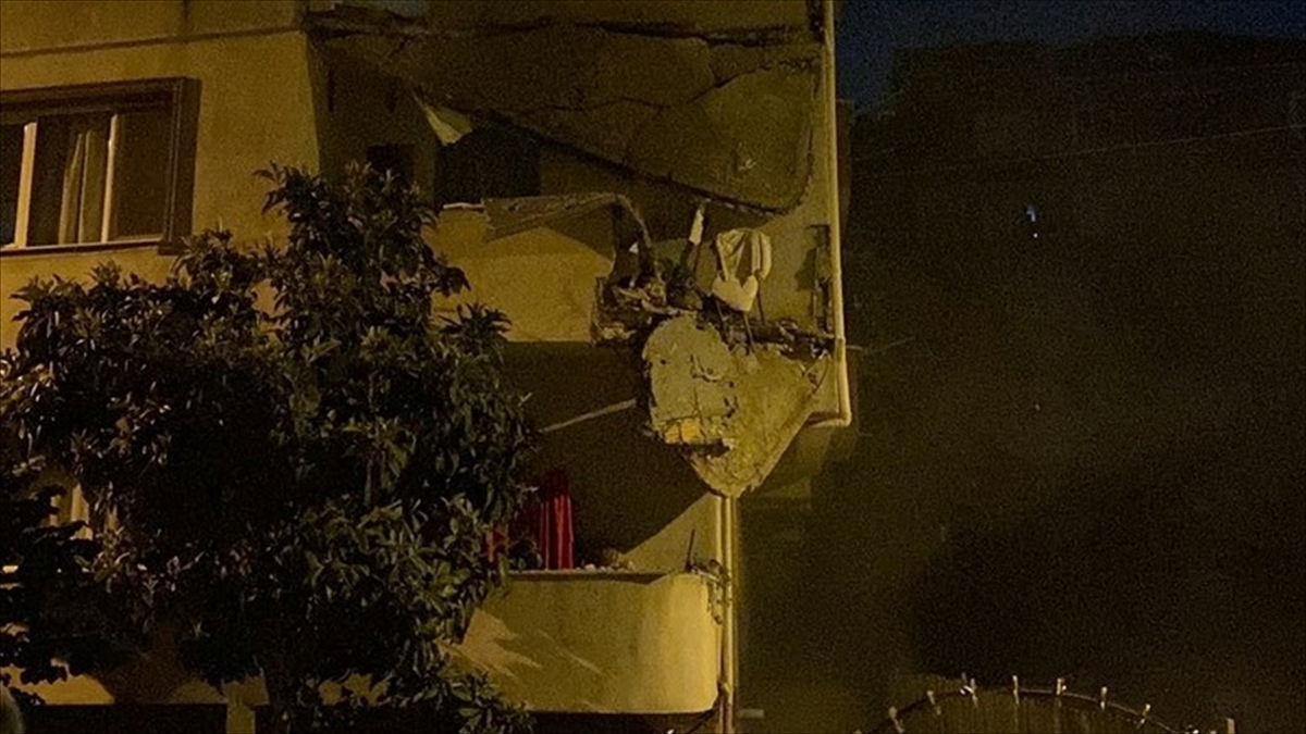 Küçükçekmece’de balkonlarında çökme meydana gelen 5 katlı apartman boşaltıldı