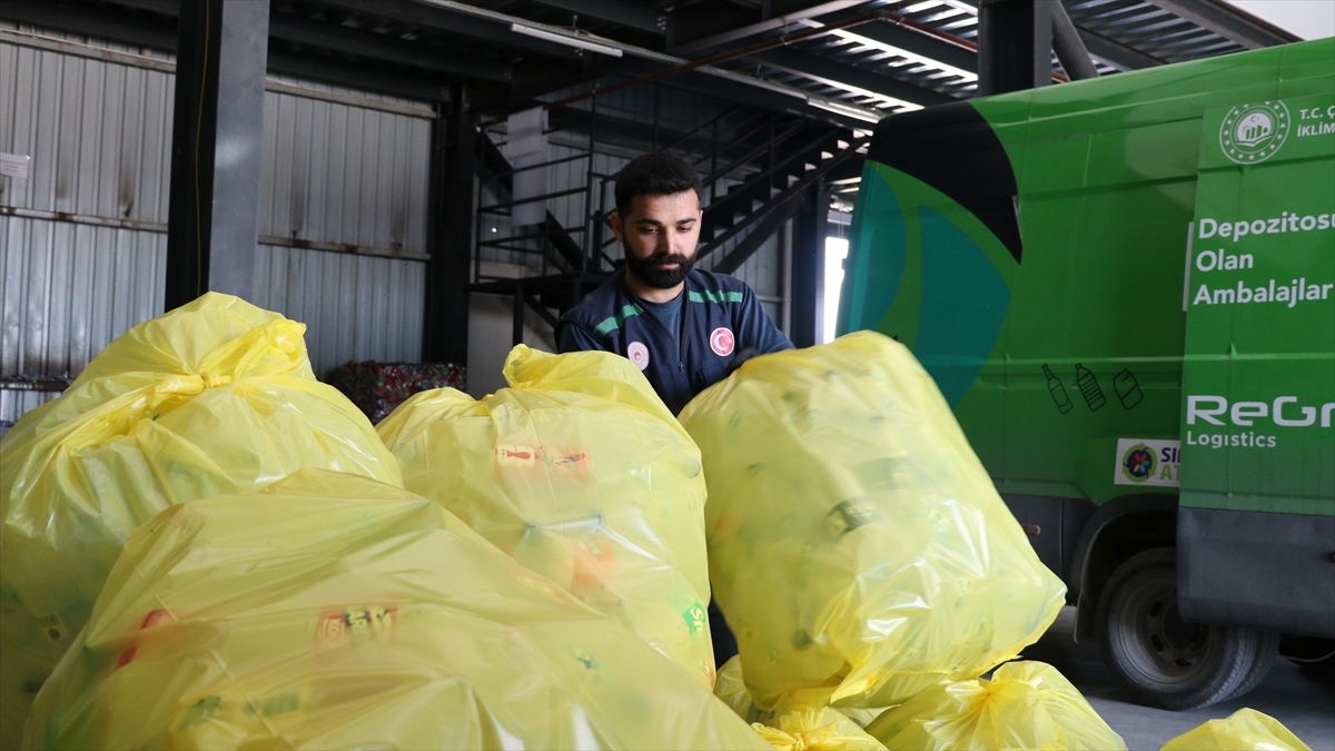 Pilot il Sakarya’da 9 milyona yakın içecek ambalajı geri dönüşüme kazandırıldı Pilot il Sakarya’da 9 milyona yakın içecek ambalajı geri dönüşüme kazandırıldı