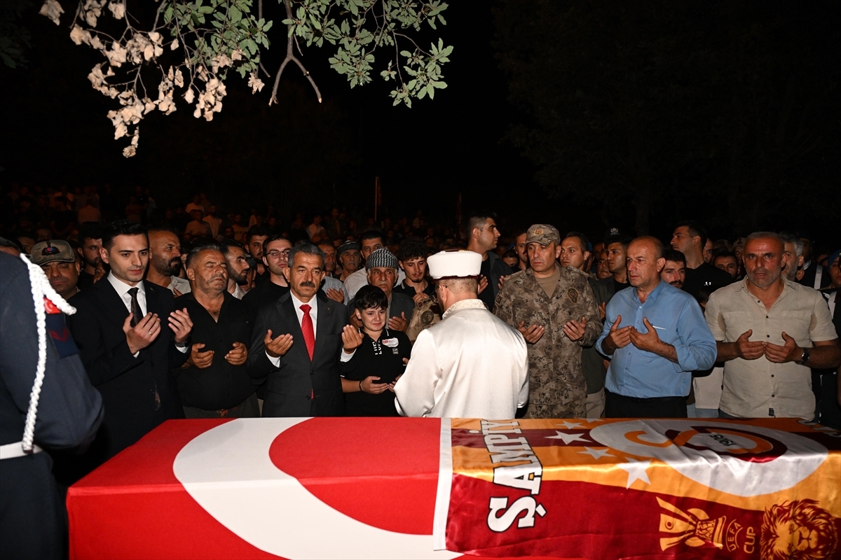 Şanlıurfa’da halı sahada kalp krizi sonucu ölen jandarma uzman çavuşun cenazesi Şırnak’ta defnedildi
