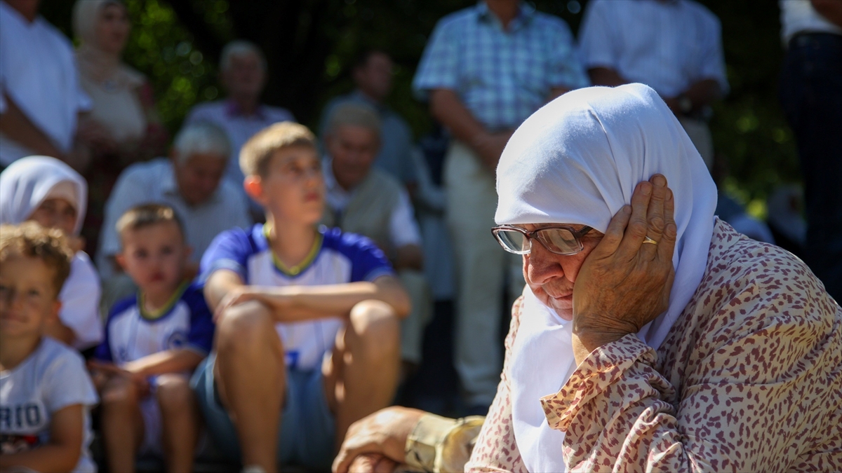 Srebrenitsa Soykırımı kurbanlarının cenazeleri, Saraybosna’dan Potoçari Anıt Mezarlığı’na uğurlandı