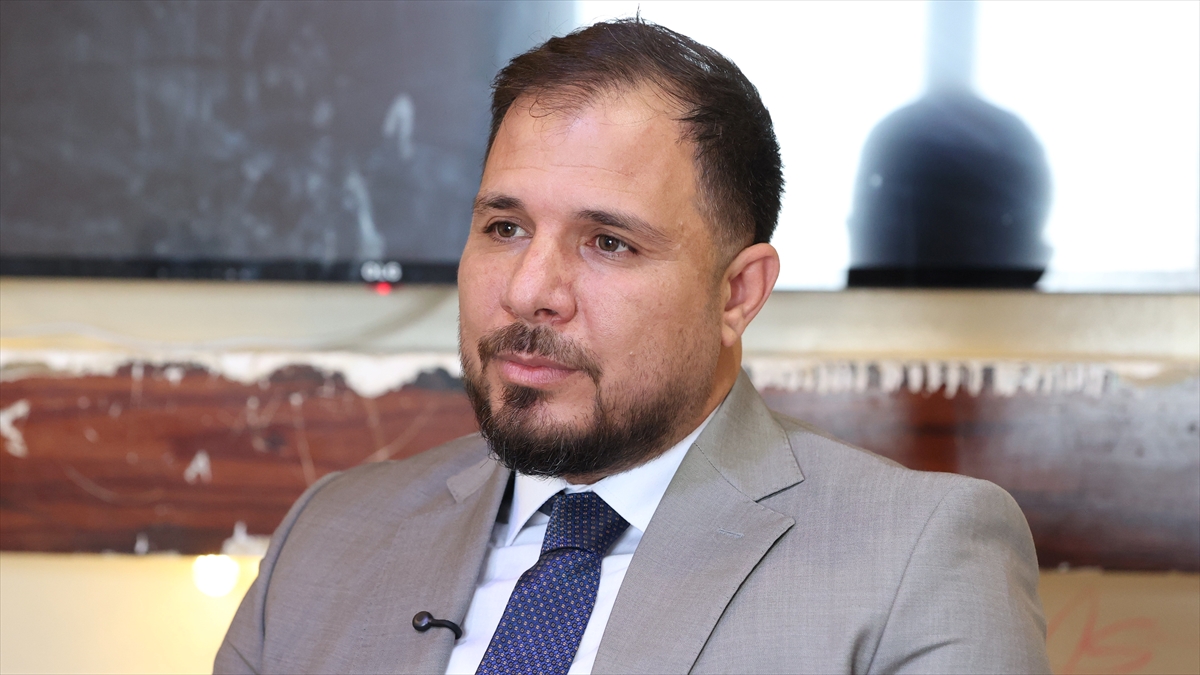 Suriye’de Halk Meclisine atanan gazeteci “görevi şehit meslektaşlarının sesi olmak için kabul ettiğini söyledi Suriye’de Halk Meclisine atanan gazeteci “görevi şehit meslektaşlarının sesi olmak için kabul ettiğini söyledi
