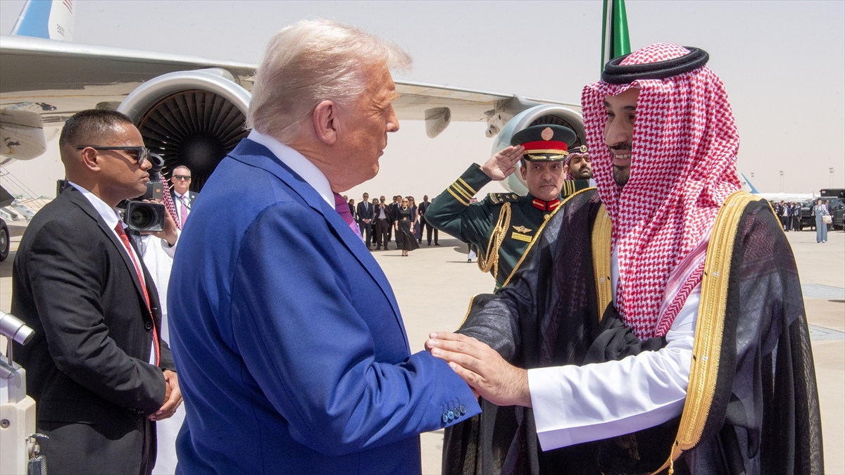 Trump’ın Suudi Arabistan’ın Husilere yönelik saldırısına destek verdiği iddiası Trump’ın Suudi Arabistan’ın Husilere yönelik saldırısına destek verdiği iddiası